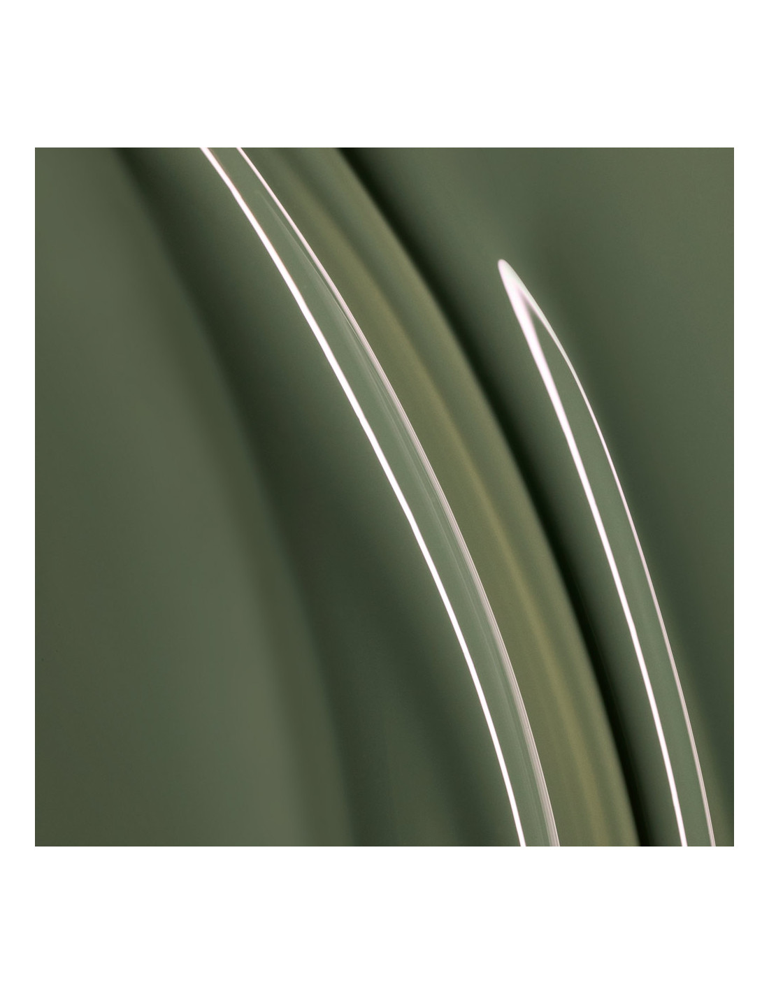 Verniz Gel Andreia Profissional Haute Couture HA2 Detalhe de objeto verde brilhante com linhas brancas curvas