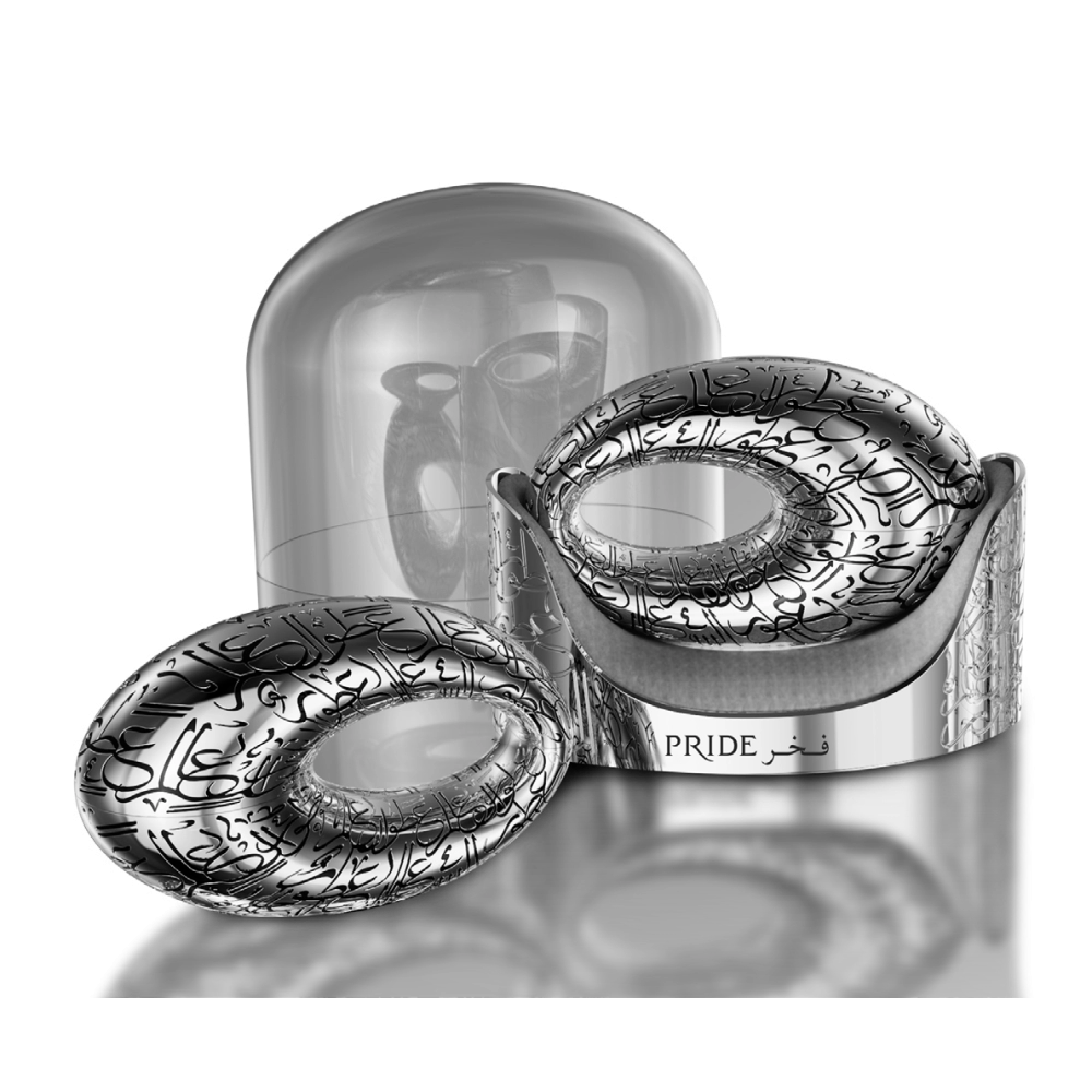 Pride By Night Fragrance World 75ml Peças decorativas de vidro translúcido com caligrafia árabe e texto PRIDE فخر em suporte