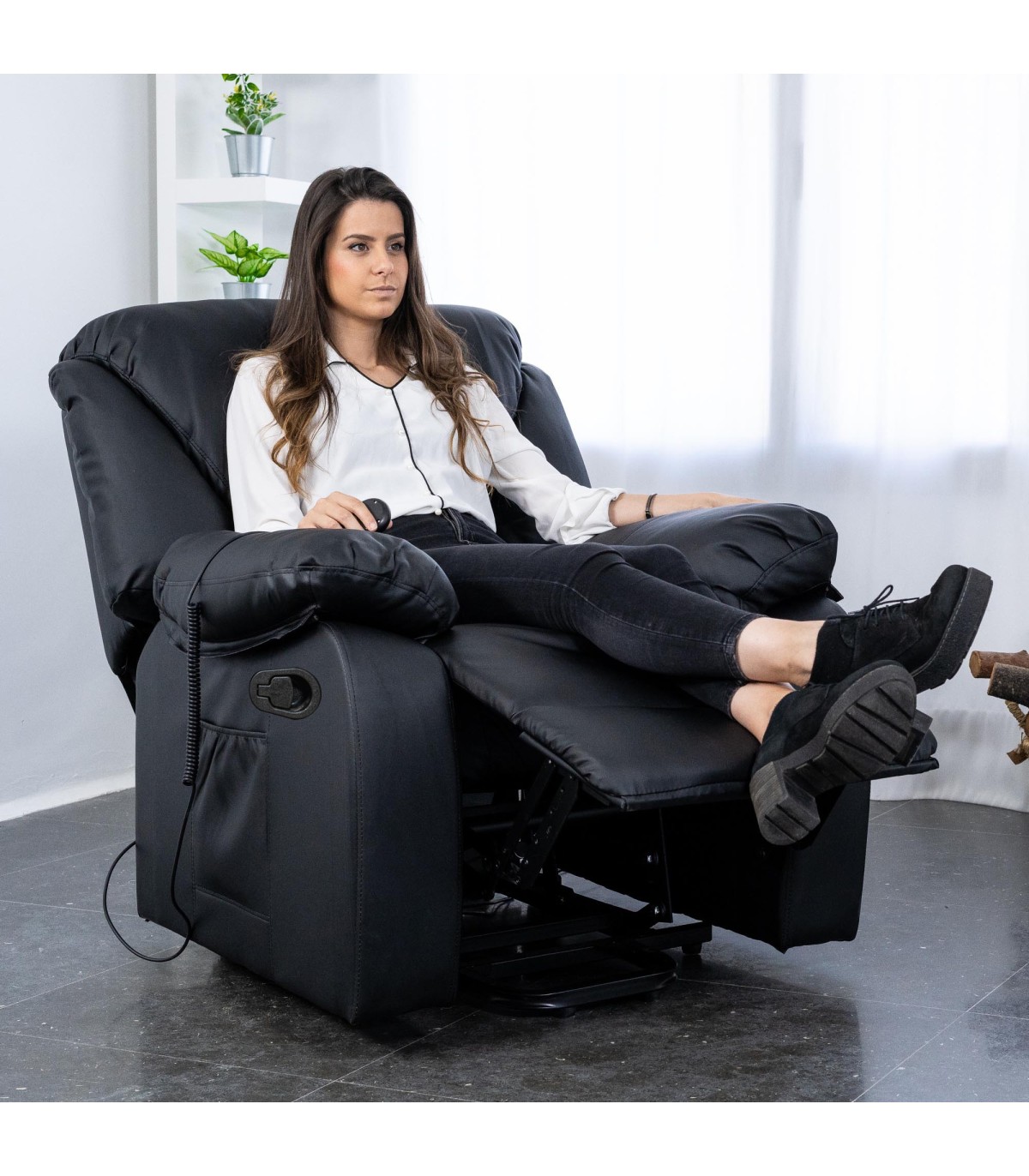 Poltrona de Massagem Relax Monaco – 10 Vibromotores, Reclinável 160°, Calor Lombar, Programas Automáticos, Controle Remoto Poltrona reclinável preta em material sintético num ambiente interior