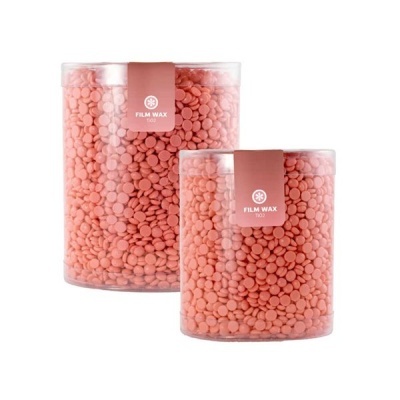 Dois recipientes transparentes cheios de pellets cor-de-rosa com rótulo rosa