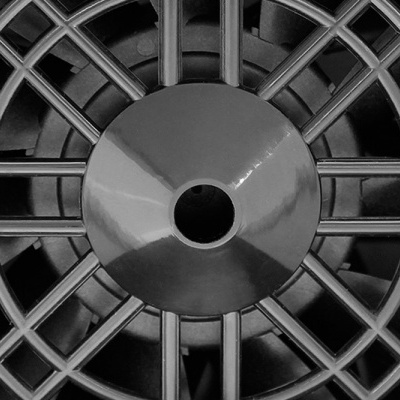 Estrutura circular metálica com ranhuras e anéis concêntricos e abertura central