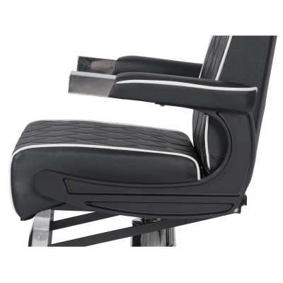 Cadeira de escritório preta acolchoada com detalhes brancos e braços almofadados