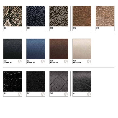 Amostras de materiais para estofos com texturas variadas e códigos identificativos.