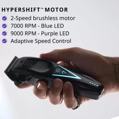 Máquina de cortar cabelo preta com luzes LED azuis na mão