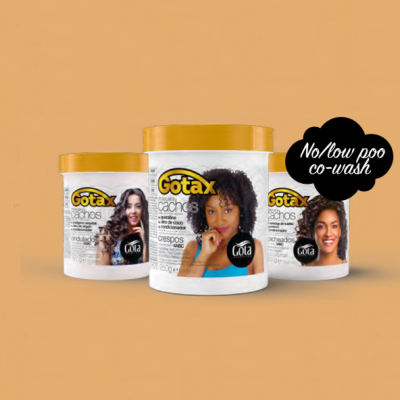 Três frascos de produtos Gotax Cachos para cabelo com tampas amarelas e rótulos com fotos de mulheres com diferentes tipos de cachos