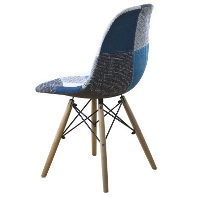 Cadeira estofada azul e cinzenta com pernas de madeira clara