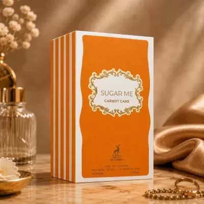 Embalagem de perfume laranja e branca SUGAR ME CARROT CAKE da MAISON ALHAMBRA