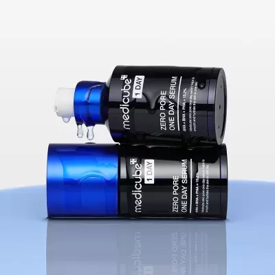 Produtos medicube ZERO PORE ONE DAY SERUM em frascos pretos com dispenser azul e branco