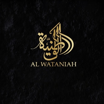 Logótipo dourado com texto AL WATANIAH num fundo preto texturado