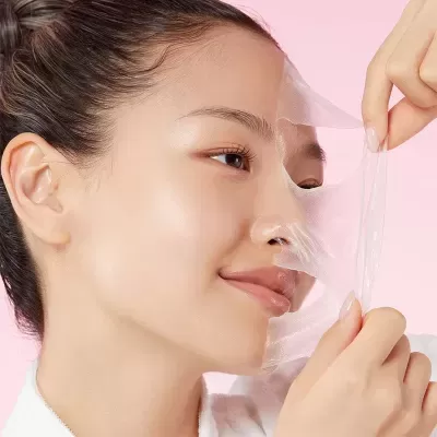 Mulher a remover máscara facial de gel transparente