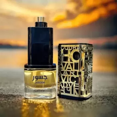 Frasco de perfume JASOOR Lattafa com tampa dourada decorada a ouro e fundo ao pôr do sol