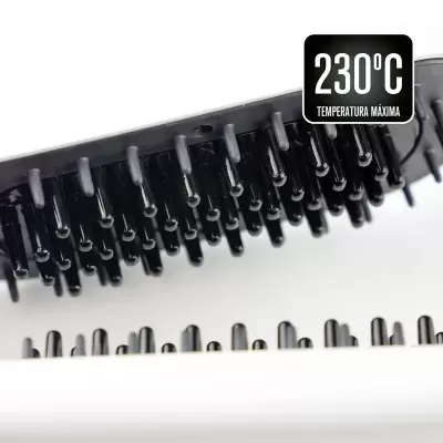 Prancha alisadora de cabelo branca com cerdas pretas e rótulo 230ºC