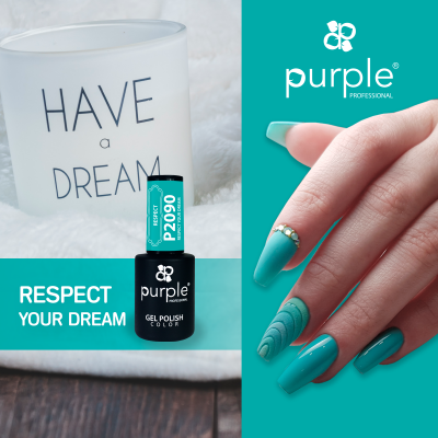 Frasco de verniz gel azul turquesa Purple Professional P2090 e mão com unhas decoradas em azul turquesa com padrão e pedrinhas, e vela com texto HAVE a DREAM.