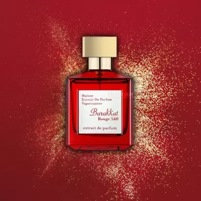 Frasco vermelho de perfume Barakkat Rouge 540 com tampa dourada e rótulo branco sobre fundo vermelho com brilho dourado