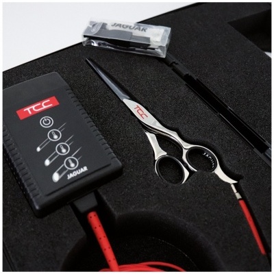 Conjunto profissional de tesoura e máquina JAGUAR em estojo preto com cabo vermelho