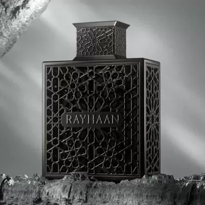 Frasco de perfume preto decorado com padrões geométricos