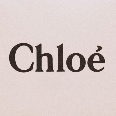Logótipo Chloé em texto preto sobre fundo rosa claro