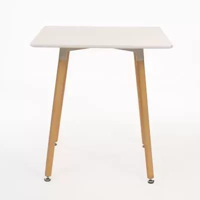 Mesa quadrada branca com pernas em madeira clara