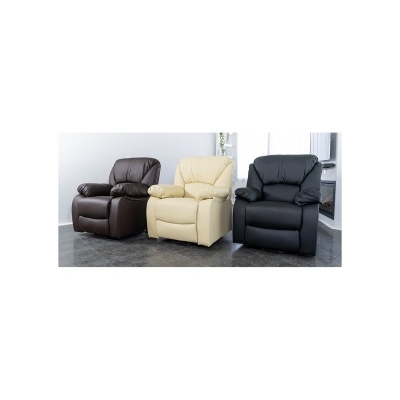 Três poltronas reclináveis em pele castanho, bege e preto em sala com piso cinzento e parede branca