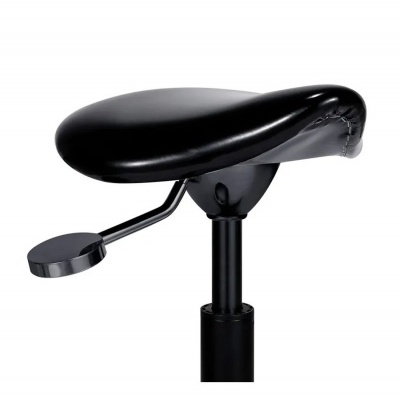 Selim de bicicleta ou banco de apoio preto com estrutura metálica e regulador de altura