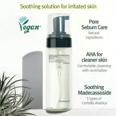 Frasco com produto de limpeza facial e textos em inglês sobre cuidados com a pele e ingredientes naturais