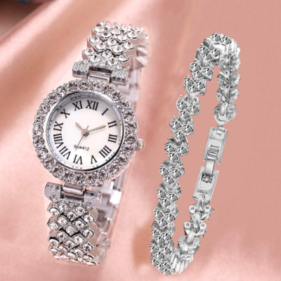 Relógio feminino prateado com pedras e pulseira combinando em fundo rosa claro