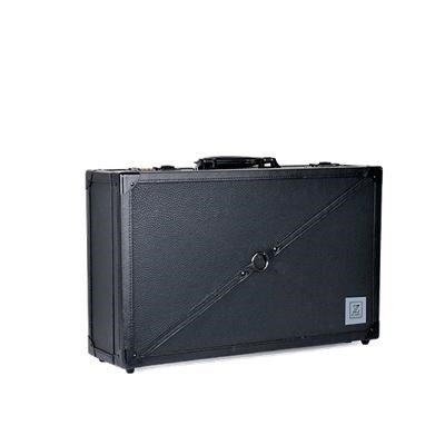 Mala rígida preta com textura e detalhes diagonais