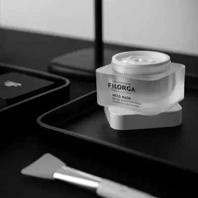 Frasco aberto de máscara FILORGA MESO-MASK numa bandeja preta com ferramenta de aplicação