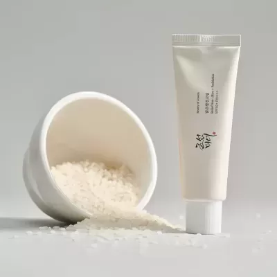 Tubo branco de creme com texto ao lado de tigela branca com arroz