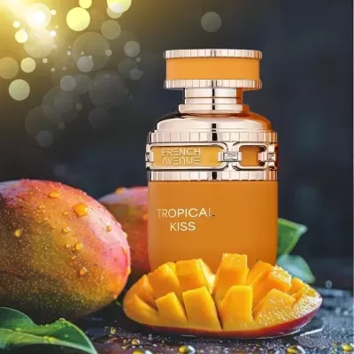 Frasco de perfume laranja French Avenue Tropical Kiss com manga fresca ao lado