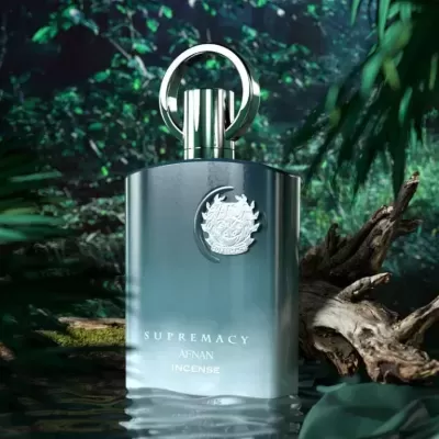 Frasco de perfume metálico prateado SUPREMACY AFNAN INCENSE na água com fundo florestal