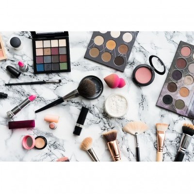 Produtos de maquilhagem variados sobre superfície de mármore