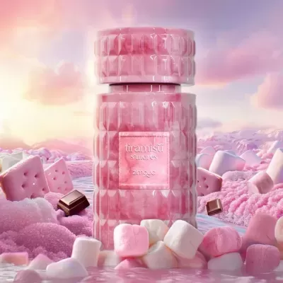 Frasco rosa texturizado com marshmallows e pedaços de chocolate sobre fundo rosa