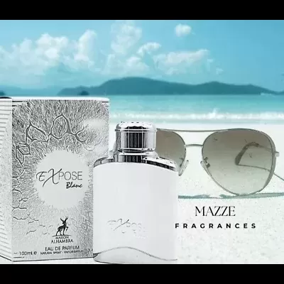 Perfume Mazze Expose Blanc em frente a óculos de sol e praia ao fundo