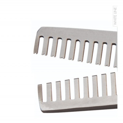 Pente metálico prateado com dentes largos em fundo branco