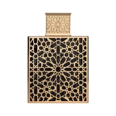 Frasco de perfume dourado com padrão geométrico sobre fundo preto