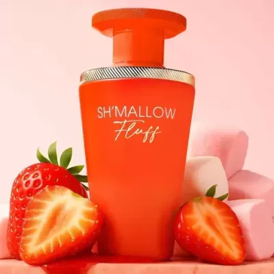 Frasco de perfume vermelho alaranjado SHMALLOW Fluff com morangos e marshmallows em fundo rosa