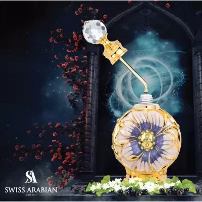 Frasco de perfume dourado com padrão floral e aplicador elegante num fundo escuro místico