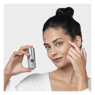 Mulher a aplicar creme facial Platinum Expression da Martiderm no rosto