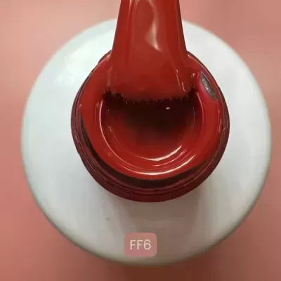 Frasco aberto de verniz vermelho com pincel e código FF6