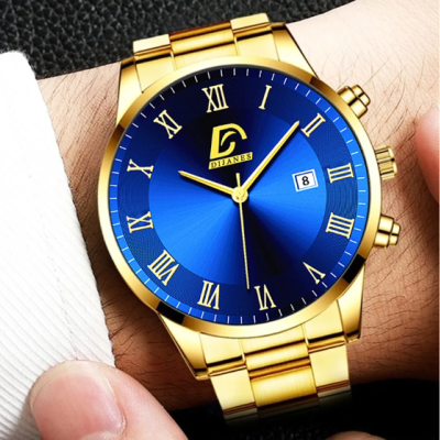 Relógio dourado com mostrador azul e números romanos no pulso