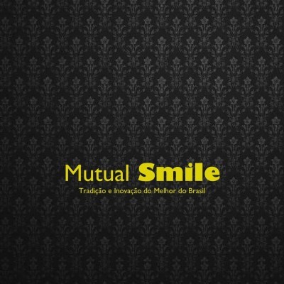 Fundo preto com padrão floral e texto amarelo 'Mutual Smile'