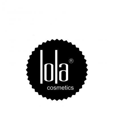 Logótipo da marca Lola Cosmetics em fundo preto com texto branco