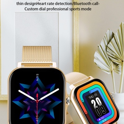 Dois relógios inteligentes dourados com ecrãs coloridos em cima de superfície de mármore, com moldura e folhas decorativas ao fundo