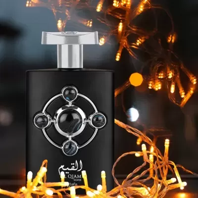 Frasco de perfume preto com decoração prateada e luzes laranja brilhantes ao redor