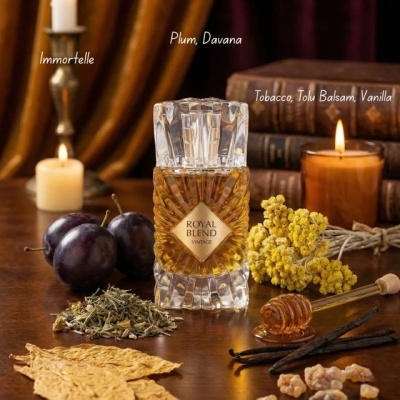 Frasco de perfume Royal Blend Vintage em vidro com líquido âmbar rodeado de elementos naturais e velas