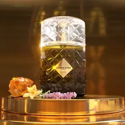 Frasco de perfume dourado com padrão de losangos numa base dourada com flores e cristal âmbar