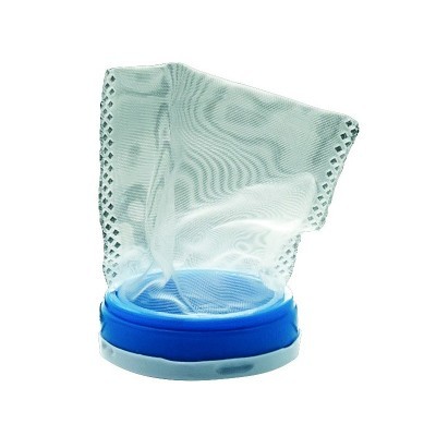 Filtro branco em saco de rede com base azul e branca