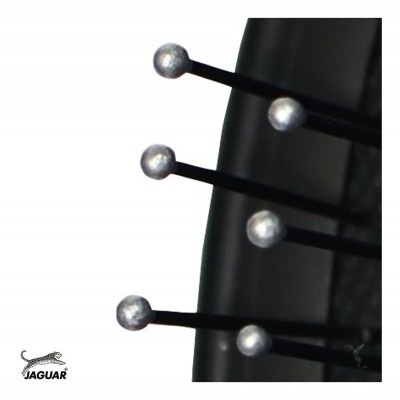 Pincel de cabelo com cerdas pretas e pontas metálicas com logo JAGUAR