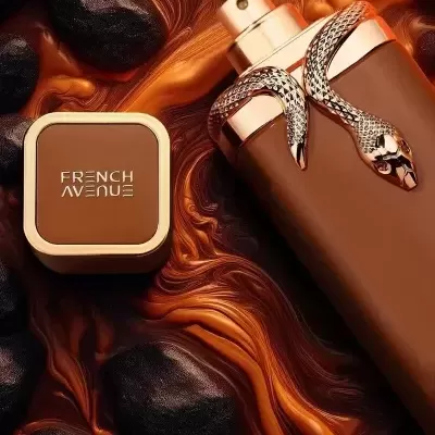 Frasco de perfume castanho com tampa dourada e decoração de cobra dourada